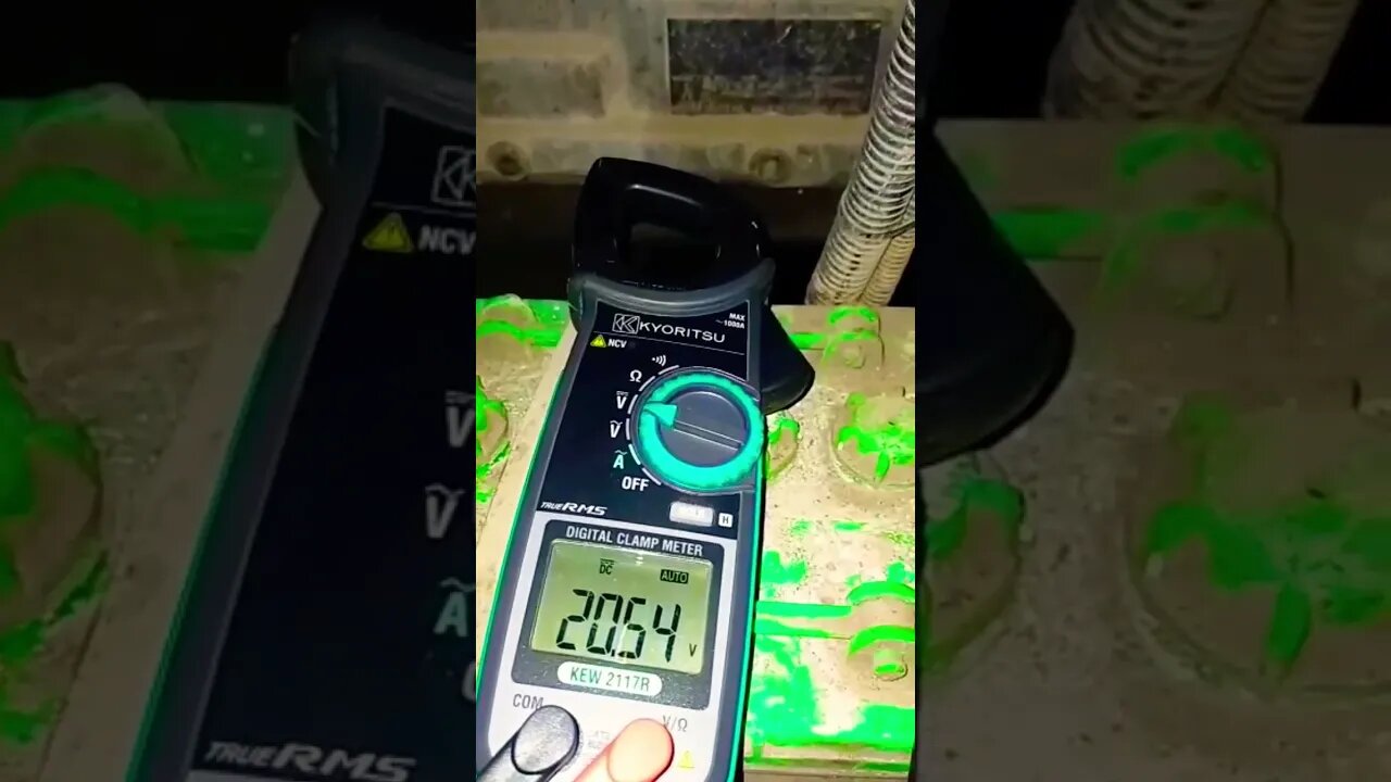 Battery charge measurement #amazing #machinery #technology #battery #measurement #video #shorts