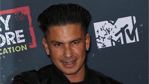 Pauly D shares a hair gel free selfie