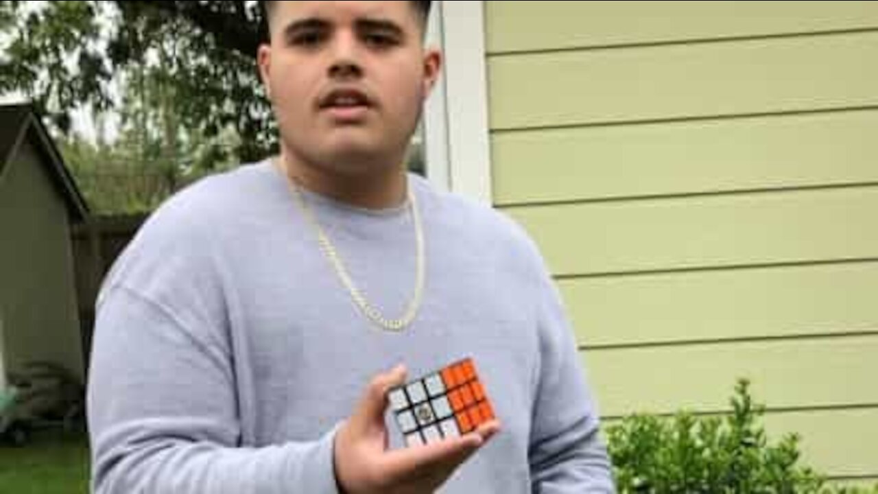 Il résout un Rubik's cube en le jetant en l'air