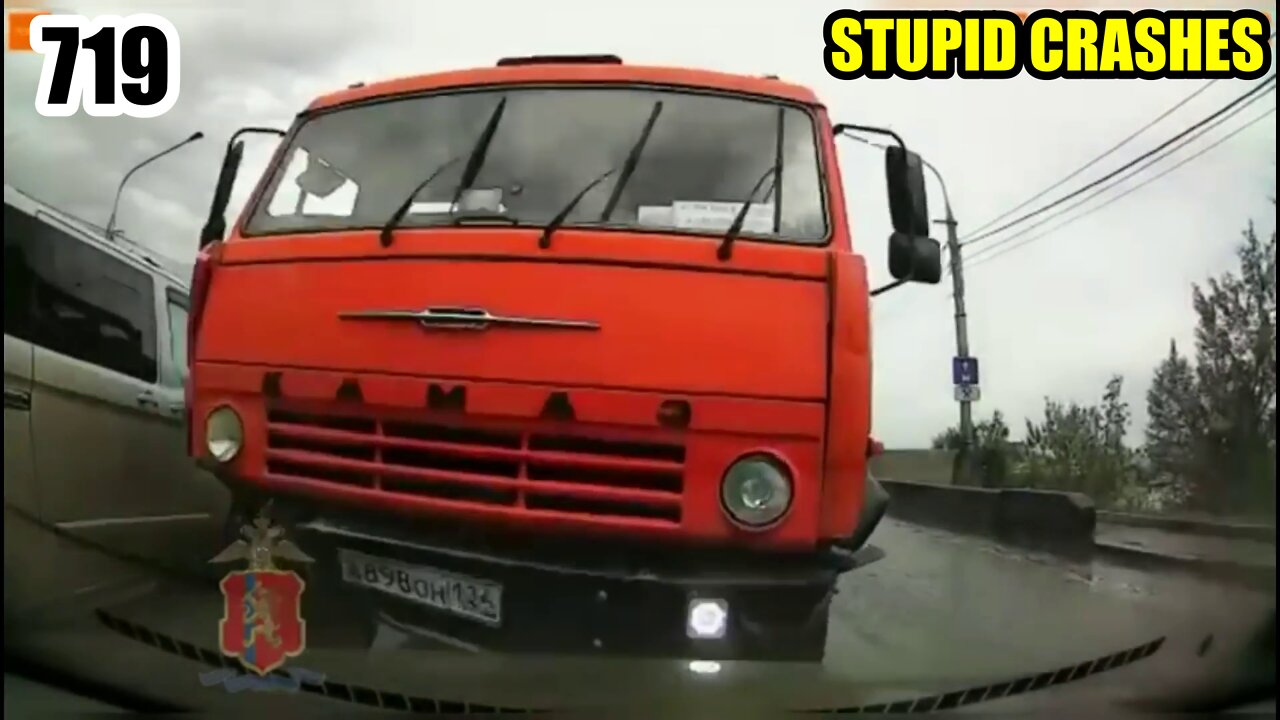 Stupid driving mistakes 719 (July 2022 English subtitles)