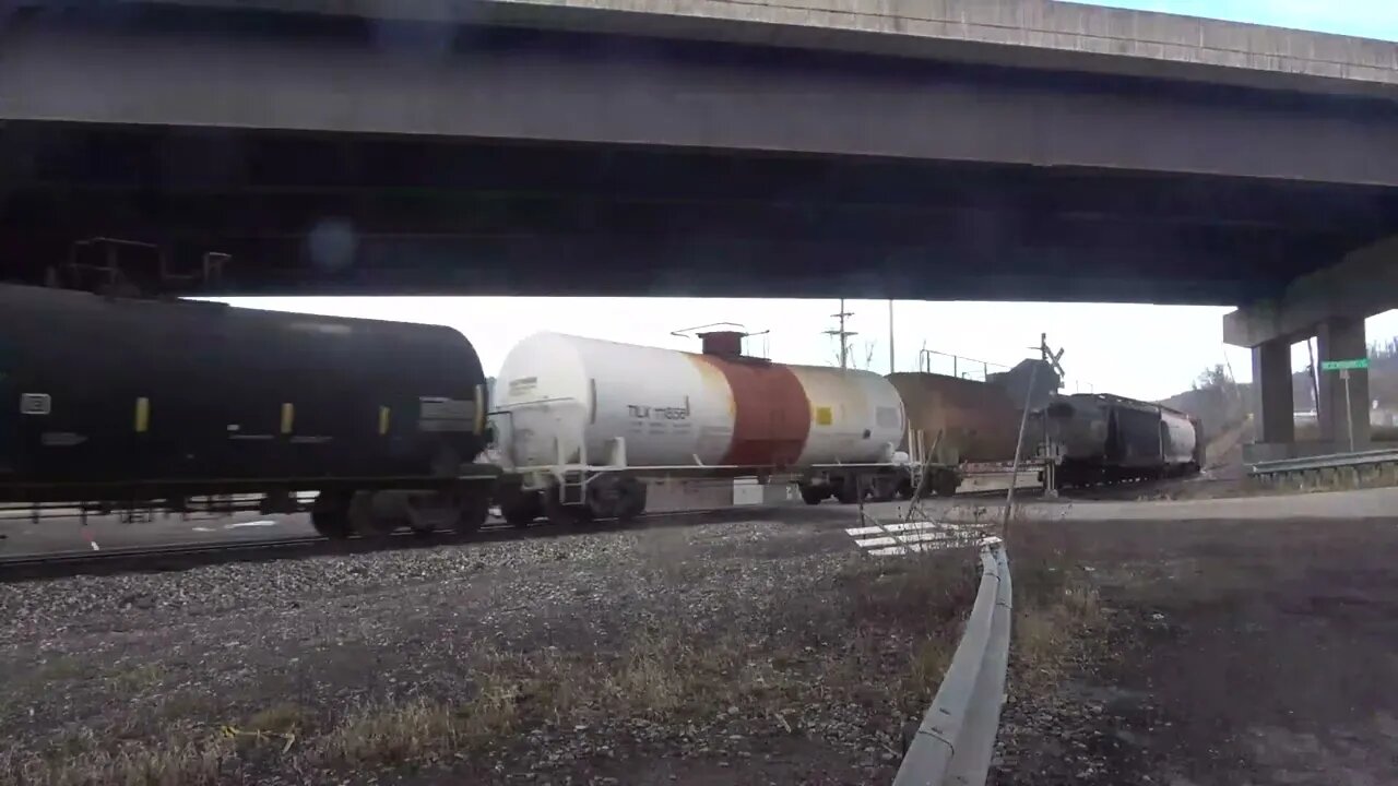 An intermodal/mix rolls west.