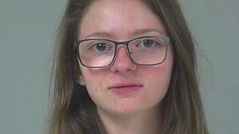 17-year-old Sheboygan County girl charged with 2 felonies after Snapchat drug deal