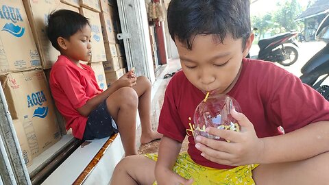 Kak Firaz maen Balon bening ..mainan jadul