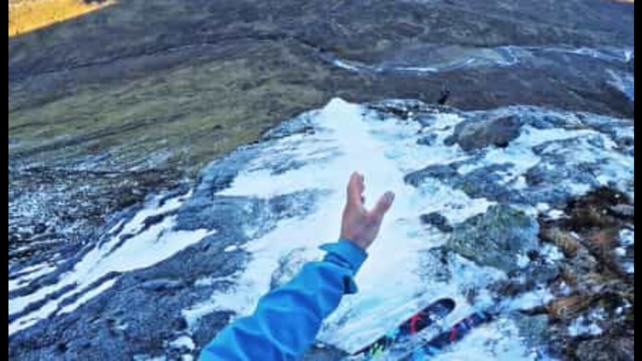 Base de salto de esqui construída por jovem de 28 anos