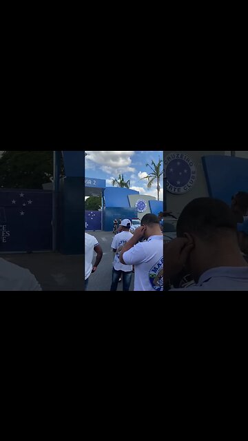 Torcedores protestando pela volta do Raposão: "Ronaldo gordão, devolve o Raposão"