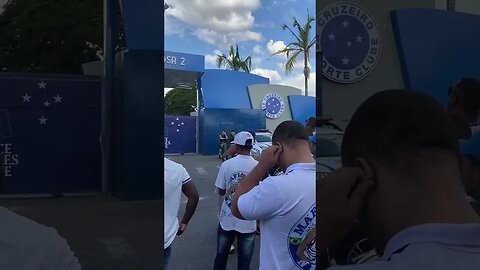 Torcedores protestando pela volta do Raposão: "Ronaldo gordão, devolve o Raposão"