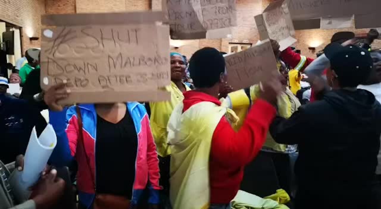 SOUTH AFRICA - Johannesburg - Alexandra community wait for Mayor (Video) (CuE)