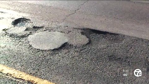 How do potholes form?