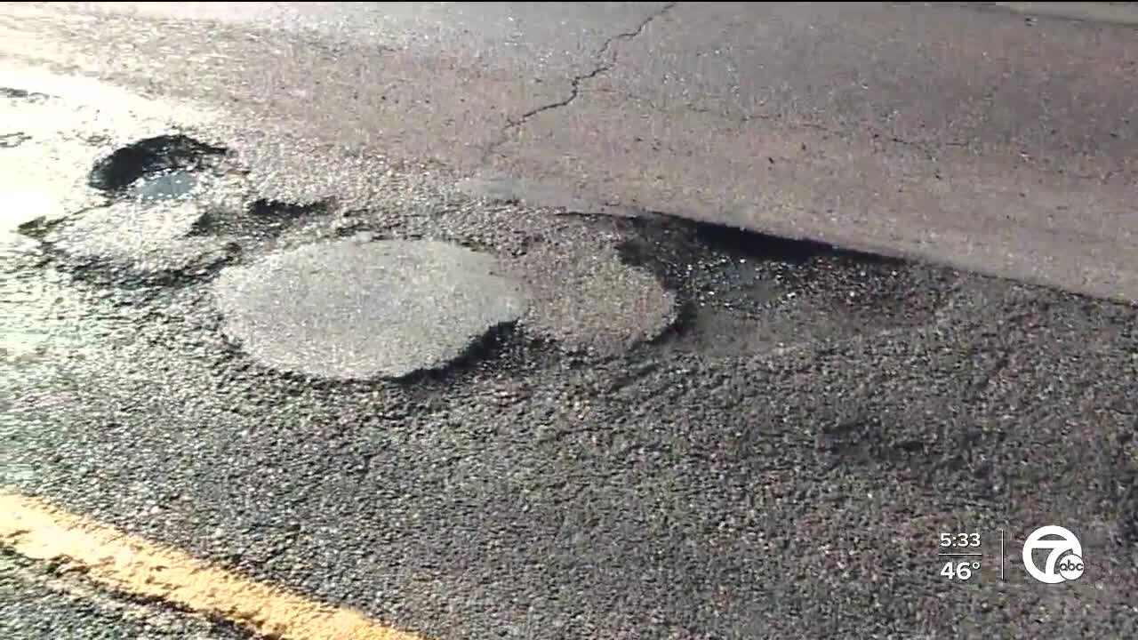 How do potholes form?