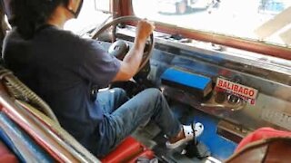 Un conducteur de Jeepney incroyablement habile