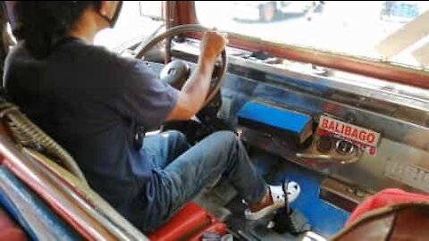 Un conducteur de Jeepney incroyablement habile