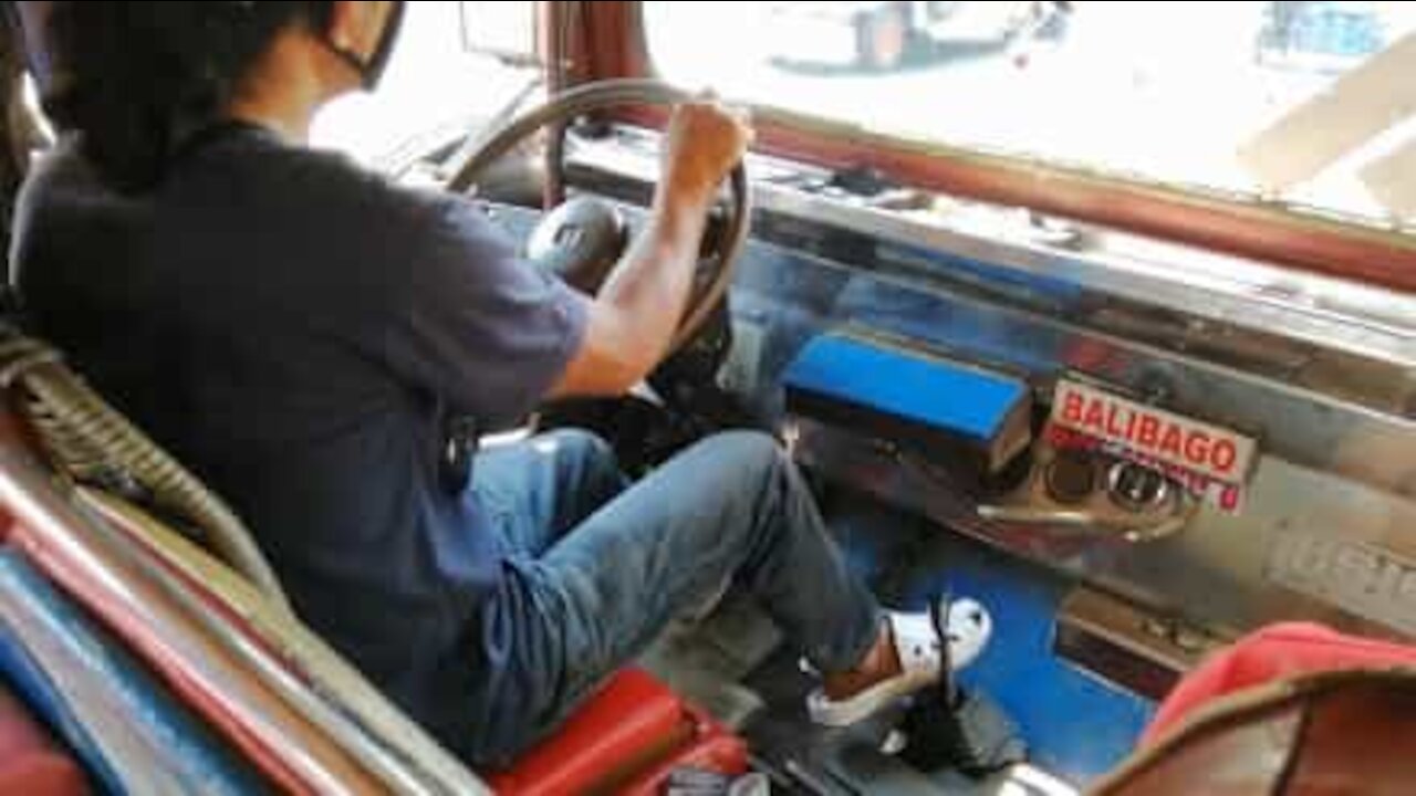 Un conducteur de Jeepney incroyablement habile