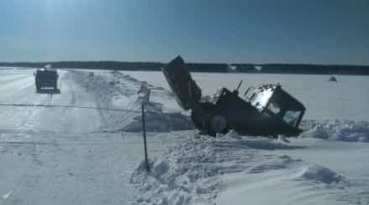 Trattore si spezza in due dopo essere caduto nel fiume