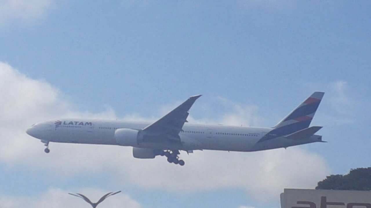 Boeing 777-300ER PT-MUD na final antes de pousar em Manaus vindo de Guarulhos