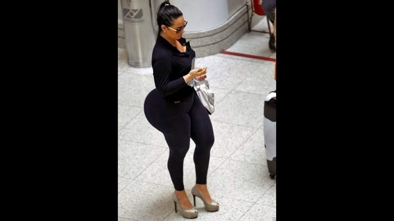 See this woman with big ass walking