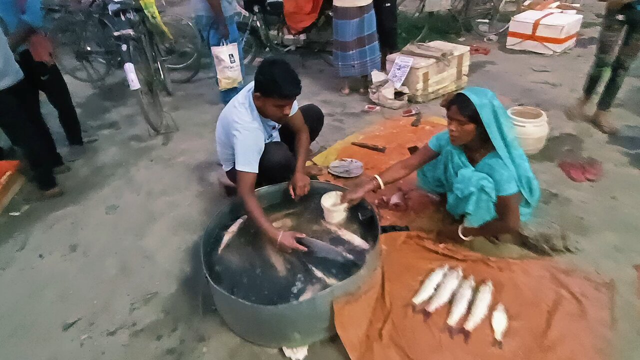 Bajar Me Aaye Hai Machhali Lene
