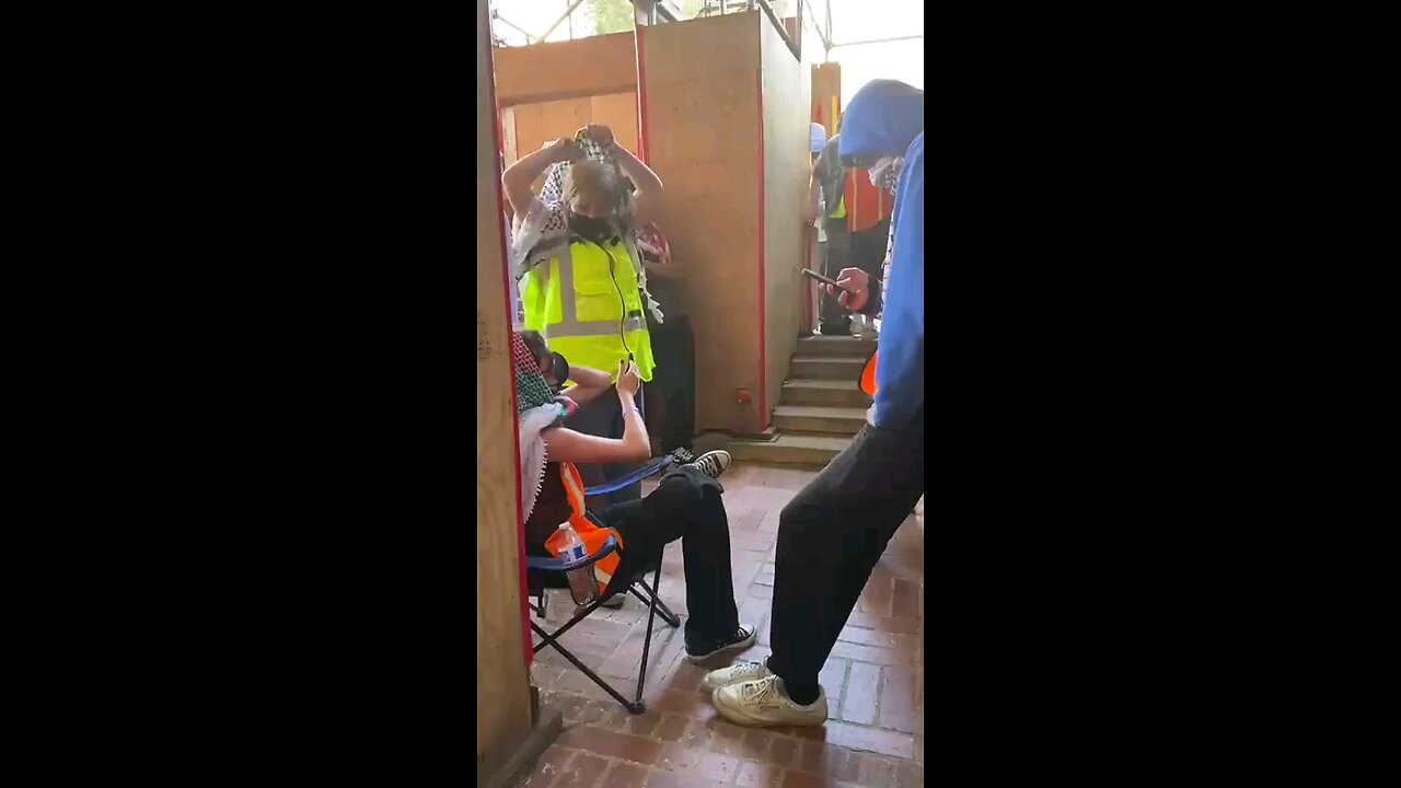 Antisemtic Pro terrorist Hamas supporters refuse to allow Jewish students from entering the school.