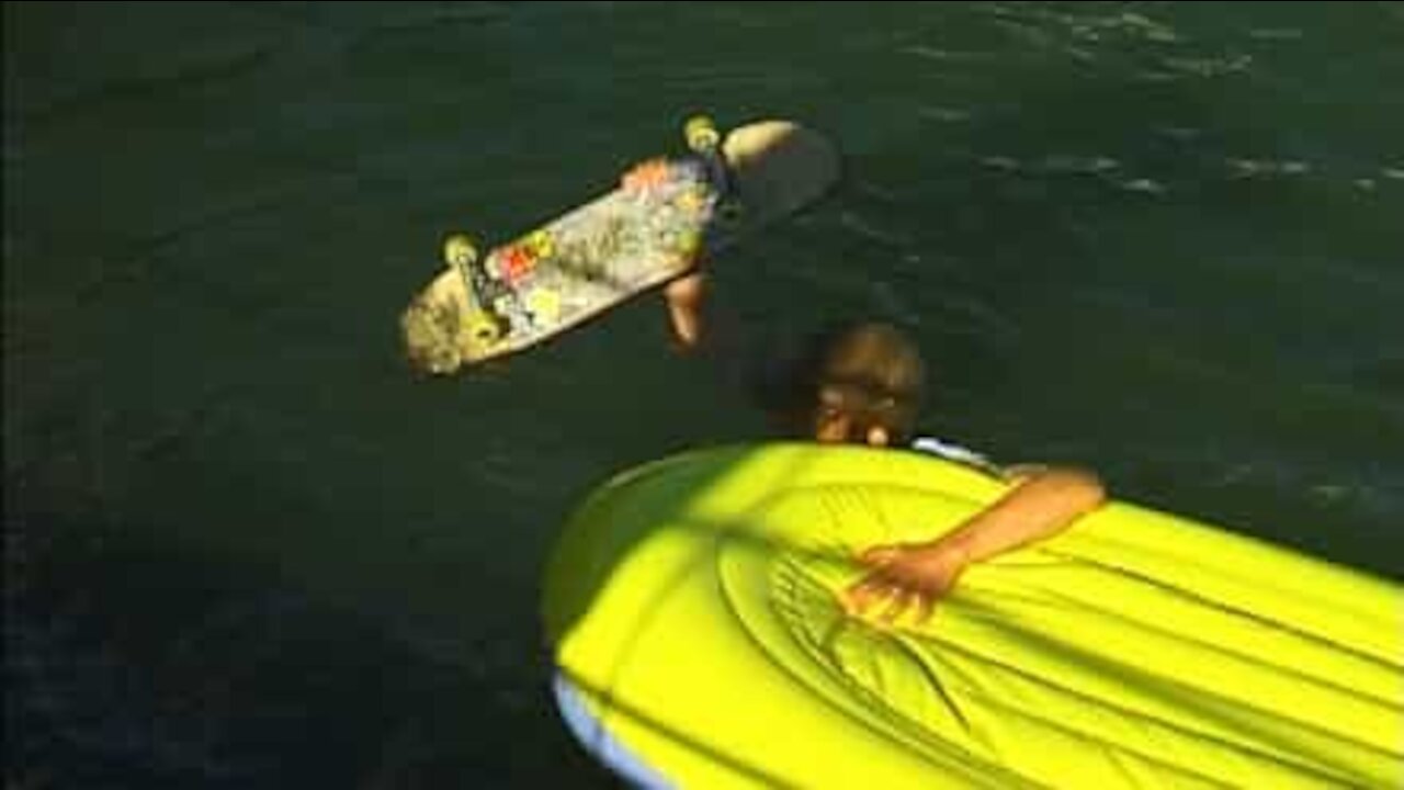 Skatista tenta salto aterrando em barco de borracha!