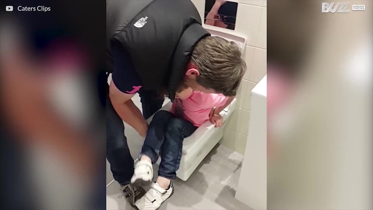 Dreng sidder fast i et udstillings toilet!