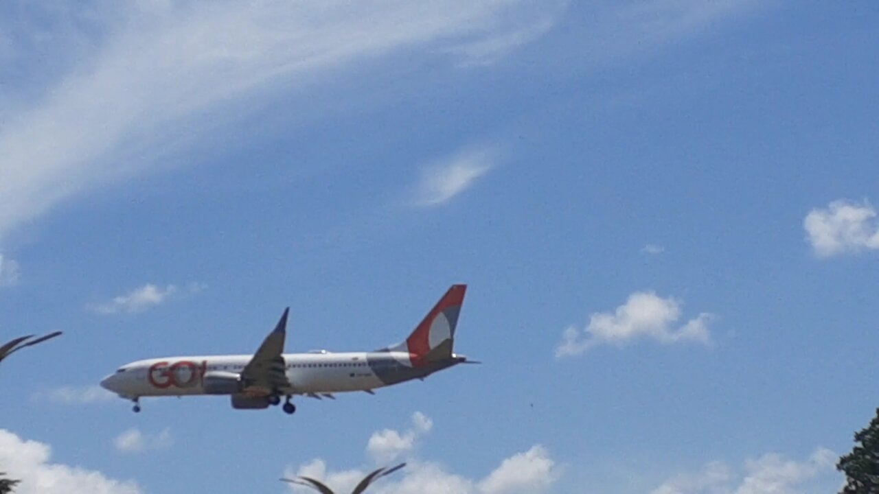 Boeing 737 MAX 8 PR-XMF on final approach coming from Guarulhos near to land in Manaus