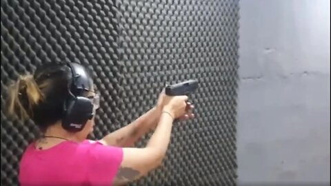 As Mulheres se defendem - 9mm Pequetita mandando ver