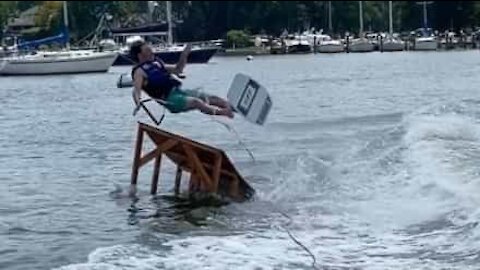 Ce saut en wakeboard se termine en un drôle de raté