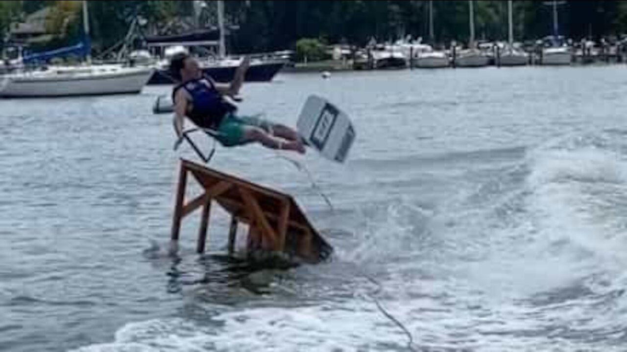 Ce saut en wakeboard se termine en un drôle de raté