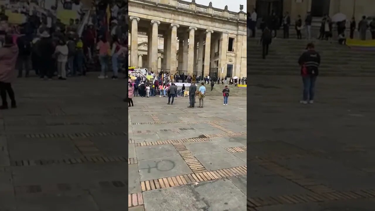Venezolanos protestan en la Plaza Bolívar de Bogotá contra la Cumbre de Venezuela