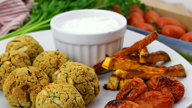 Ofen Falafel mit Süßkartoffelsticks und Dip