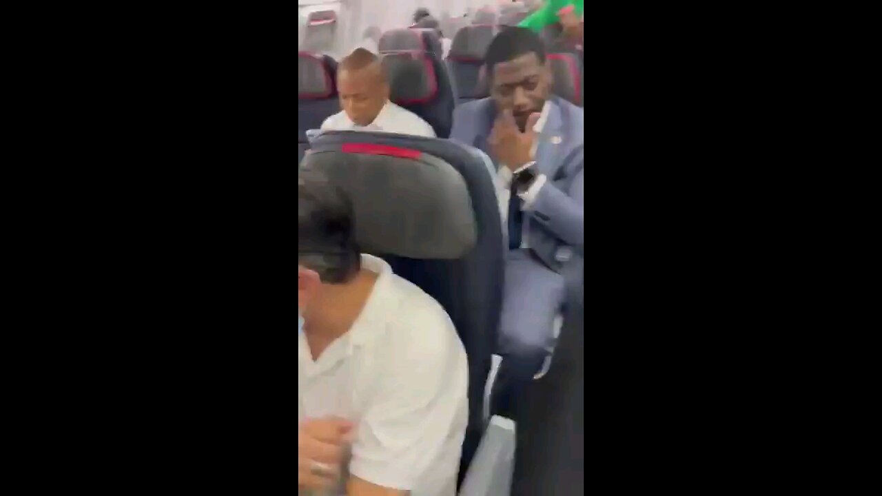 Embrace the White Pills... Mayor of NewYork eric adams confronted in an airplane: “FUCK YOU!”