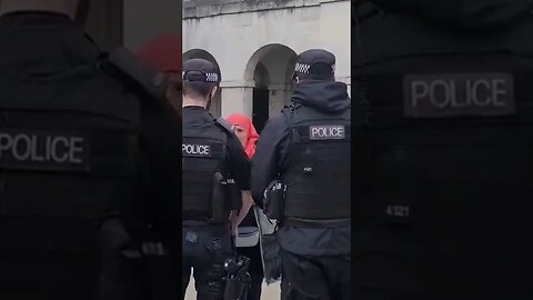 Karen talking to the police #horseguardsparade
