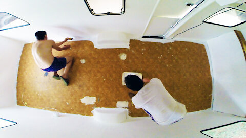 Worn-out floor gets fresh coat of paint-TIMELAPSE