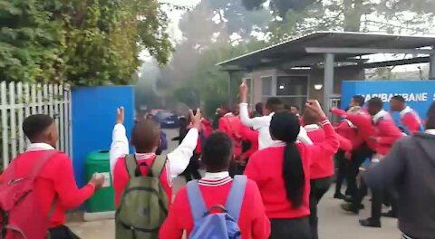 South Africa - Cape Town - Bloekombos closing near schools day 2 Protest (Video) (GGy)