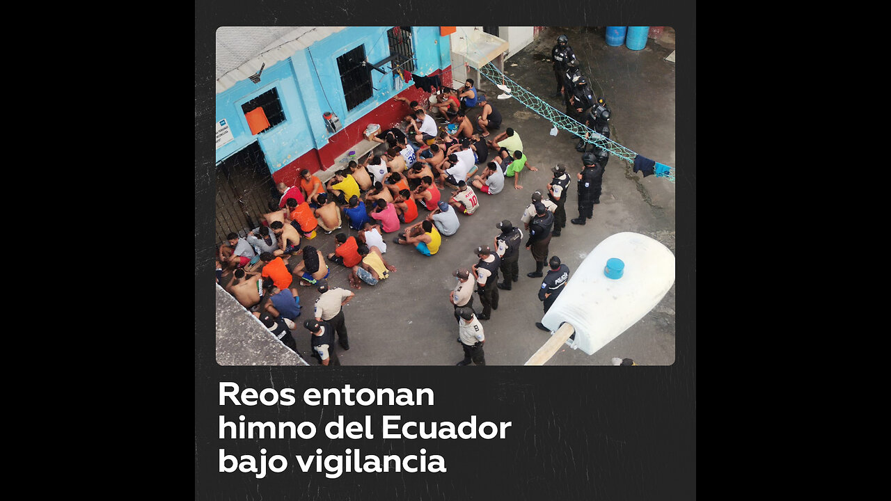 Reos ecuatorianos cantan himno nacional bajo vigilancia militar