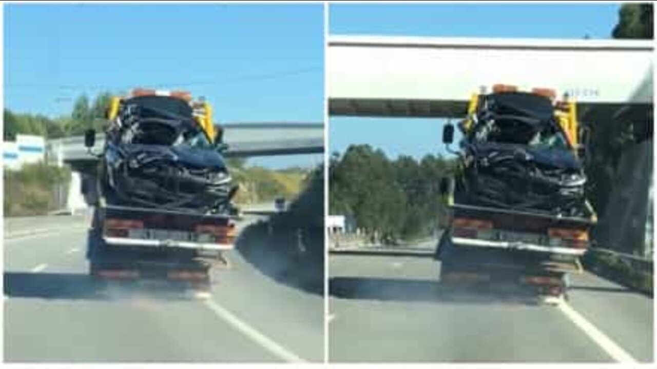 Unusual: tow truck spotted transporting two vehicles at the same time