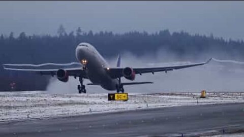 Airplanes flying in slow-motion are incredibly hypnotizing