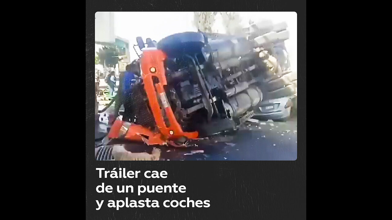 Un tráiler cae de un puente y aplasta varios coches en una vía de México