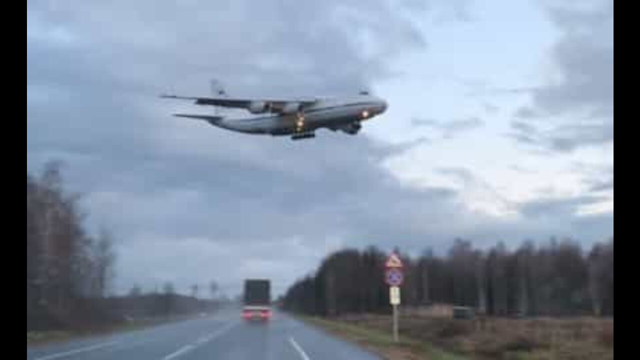 Un avion vole dangereusement bas en Russie