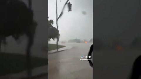 a tornado touchdown in Highlands ranch in Colorado that's strong tornado 🌪️⛈️⚡