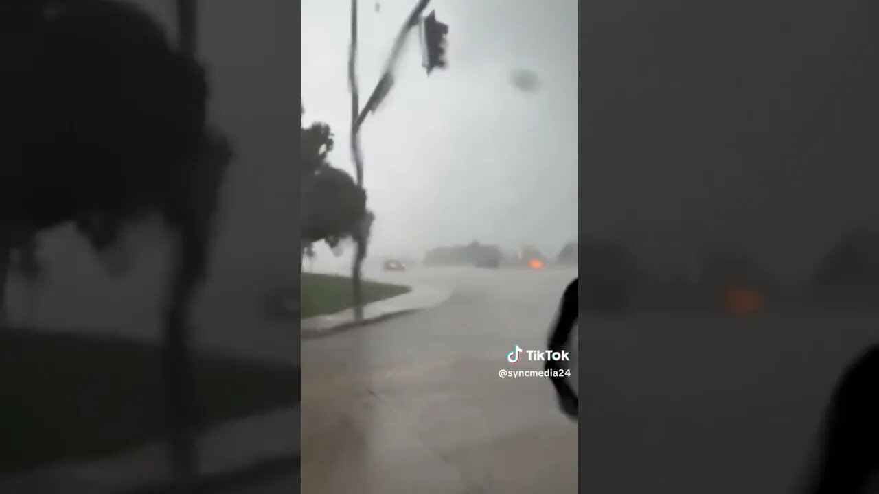 a tornado touchdown in Highlands ranch in Colorado that's strong tornado 🌪️⛈️⚡