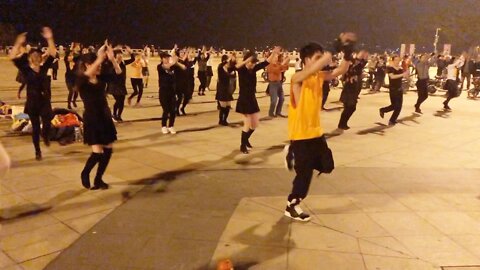 众人齐跳广场舞《98k》，动感十足简单易学，视频最后还有教学喔【順能炫舞團】