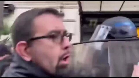 Manifestantes se reúnem em Paris em apoio a Donbass e são atacados por ativistas ucranianos#noticia