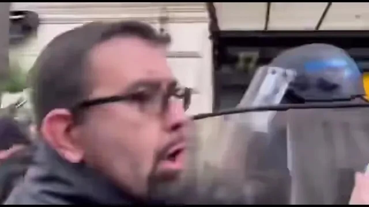 Manifestantes se reúnem em Paris em apoio a Donbass e são atacados por ativistas ucranianos#noticia