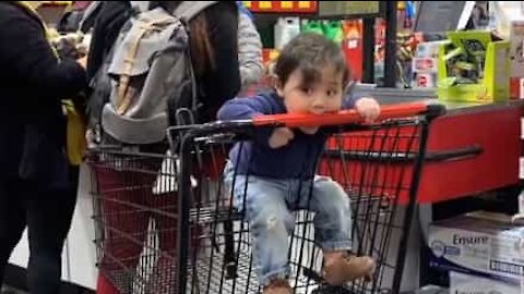 En pleine pandémie, ils laissent leur enfant mordre le caddie