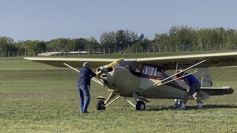 Starting a airplane motor with your hands