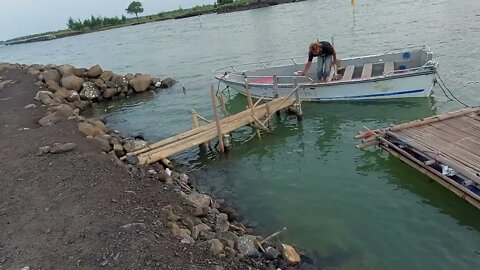 Perahu Mancing Terbuat Dari Bambu Dan Drum Plastik Bekas