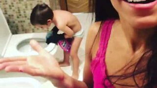 Bimbo adora fare le pulizie del bagno