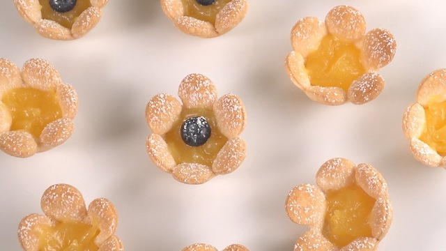 Lemon curd flower tarts