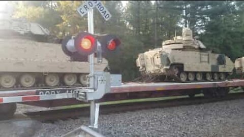 Vagão com tanques de guerra é esquecido na linha de trem