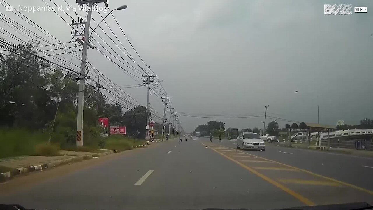 Motociclista sofre forte descarga elétrica em rodovia